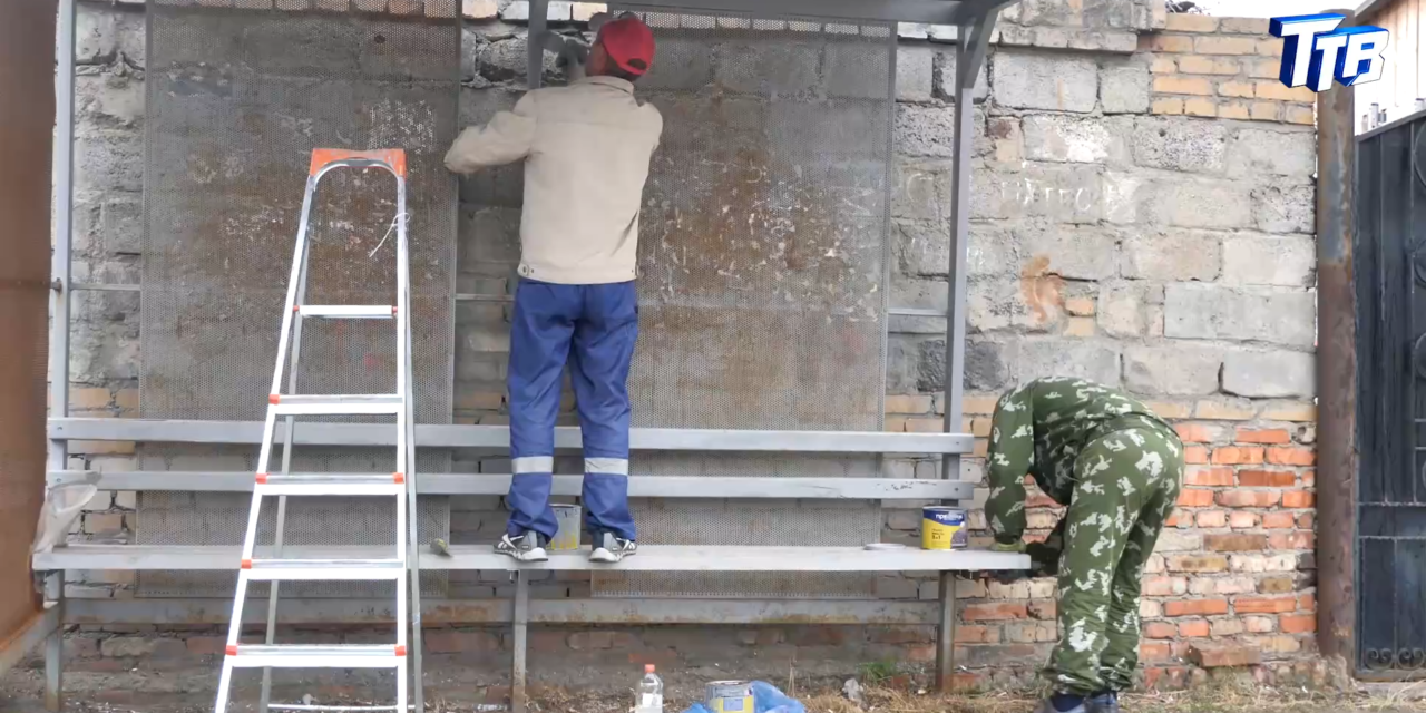 В Троицке продолжается ремонт остановочных павильонов